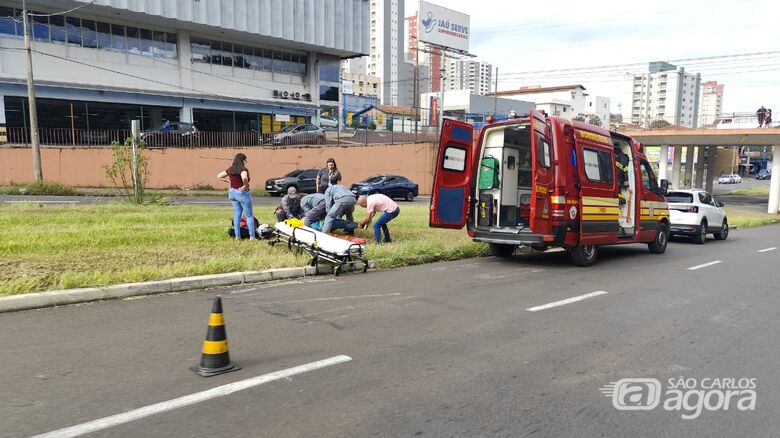 Motociclista é atendido pelos Bombeiros: escoriações pelo corpo - Crédito: Maycon Maximino