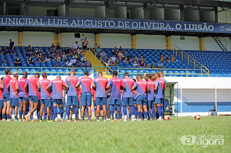 Jogadores se reúnem no gramado antes do início das atividades no Luisão - Crédito: Fernando Zanderin Júnior