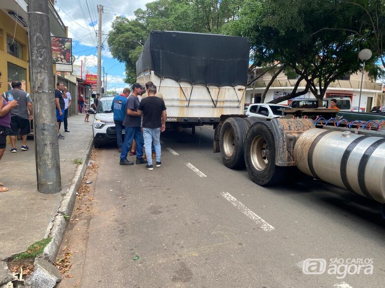 Carreta se soltou do cavalo e atingiu dois carros - Crédito: Maycon Maximino