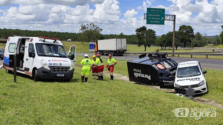 Veículo e carretinha ficaram imóveis no canteiro central da rodovia - Crédito: Maycon Maximino