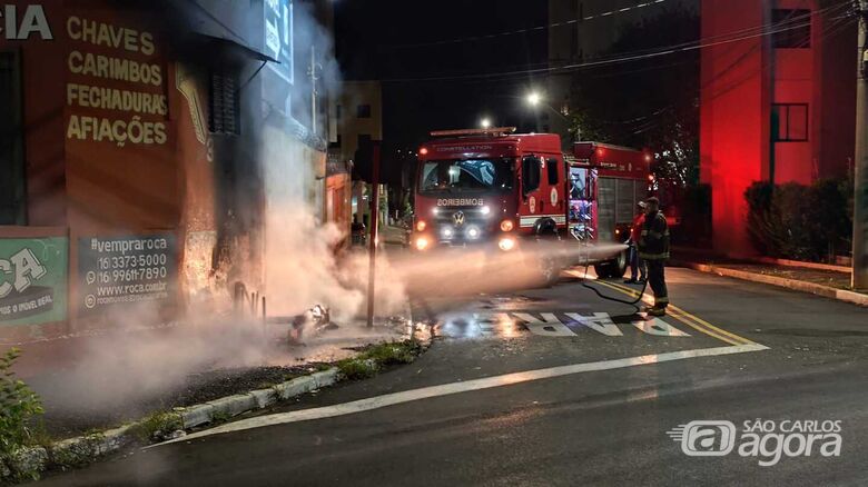 Bombeiro apaga incêndio: danos em uma janela de um comércio - Crédito: Maycon Maximino