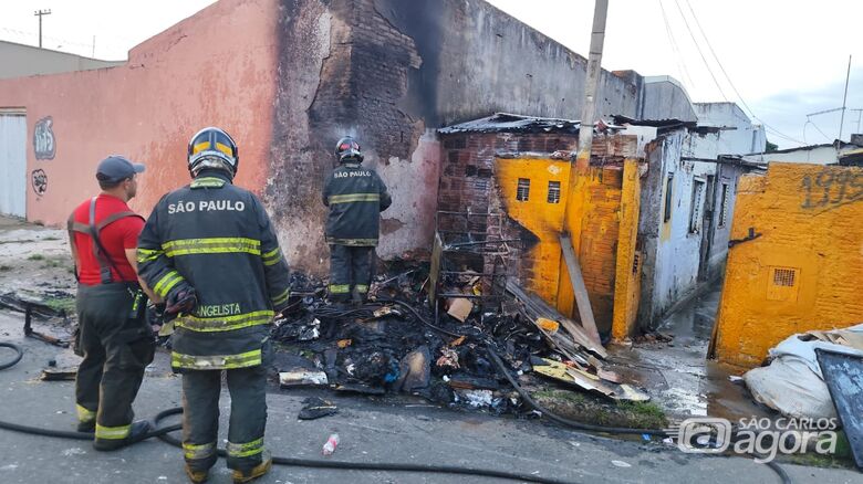 Casas em estado de abandono foram consumidas pelo incêndio - Crédito: Maycon Maximino