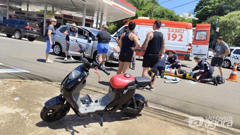 Motociclista recebe atendimento médico: encaminhada à Santa Casa - Crédito: Maycon Maximino