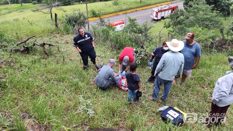 Vítima é resgatada pelo Corpo de Bombeiros: encaminhada à Santa Casa - Crédito: Maycon Maximino