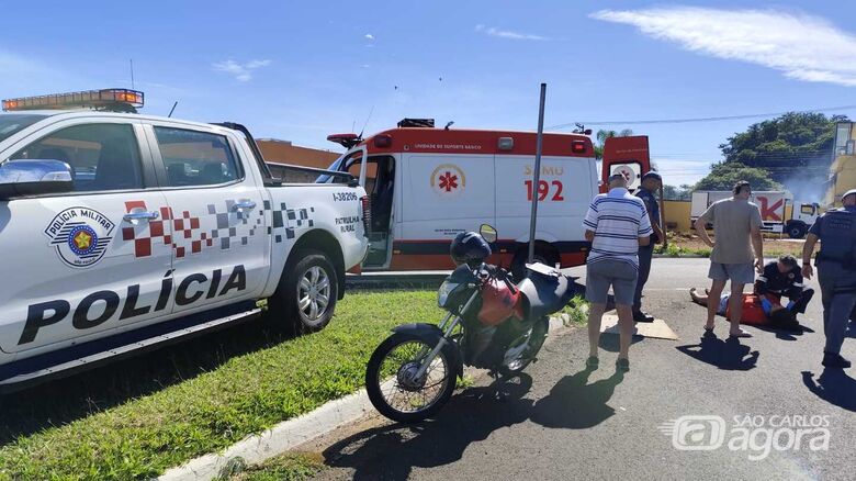 Vítima é socorrida após a colisão: encaminhada à UPA Vila Prado - Crédito: Maycon Maximino