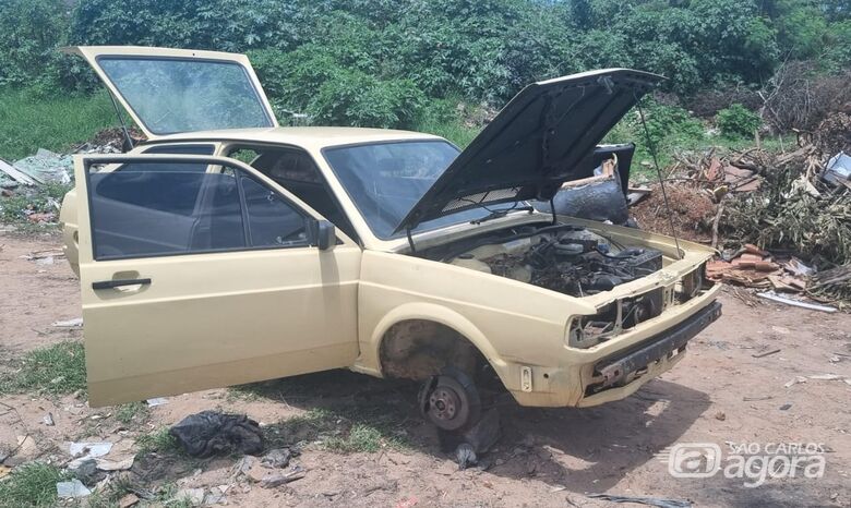 Carro furtado foi depenado e abandonado no Antenor - Crédito: Divulgação