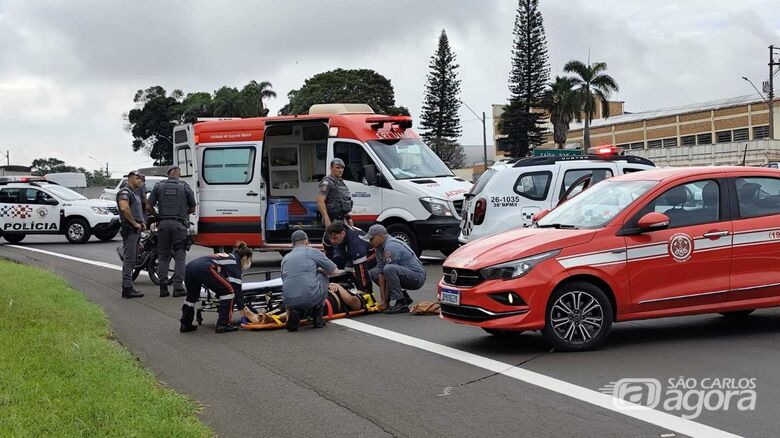 Motociclista é atendida após acidente na SP-310: fratura no quadril - Crédito: Maycon Maximino