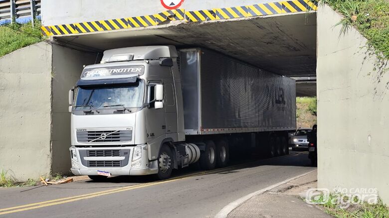 Carreta entalou no pontilhou e prejudicou o trânsito - Crédito: Maycon Maximino