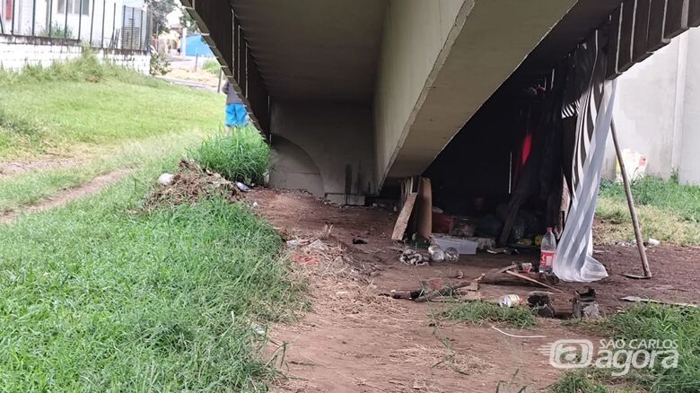 Passarela passou a servir como moradia  - Crédito: Maycon Maximino