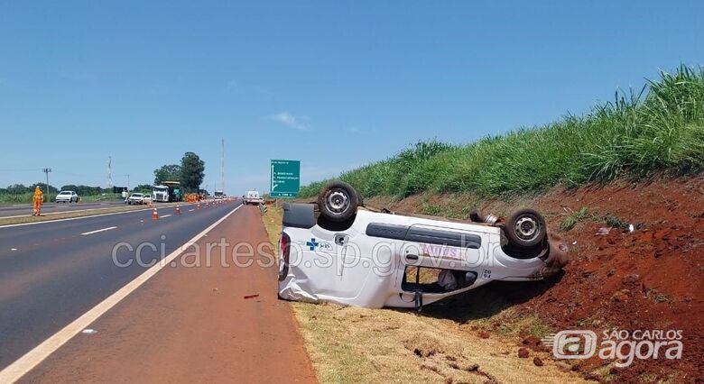 Ambulância capota após colisão na SP-255 -