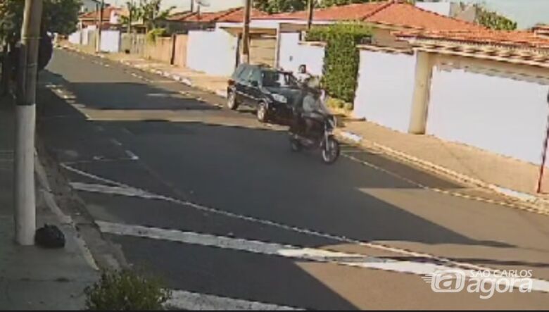 Dupla em moto fere mulher com faca durante assalto em Ibaté; veja vídeo -