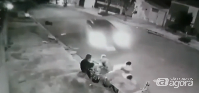 Homem é preso após atropelar crianças que brincavam na calçada no interior de SP - Crédito: reprodução