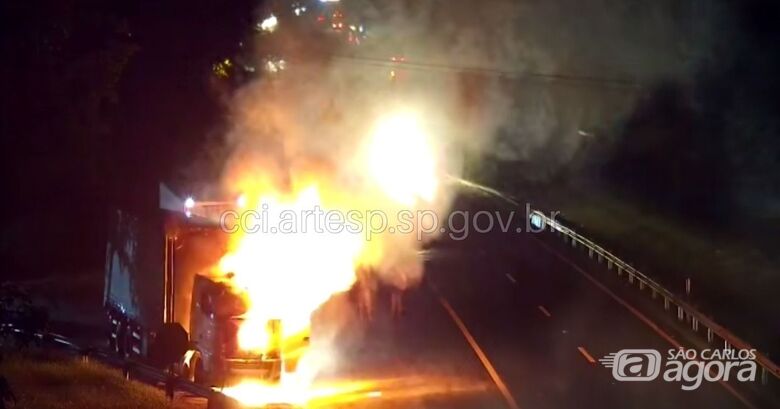 Caminhão pega fogo na rodovia Washington Luís em Itirapina -