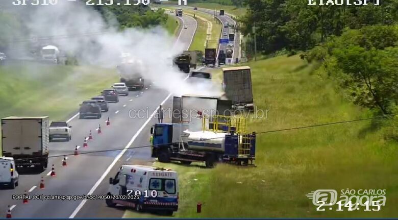Carreta carregada com televisores pega fogo na Washington Luís -