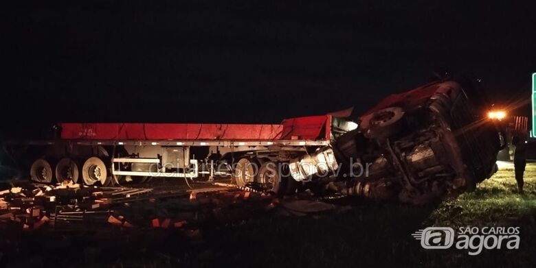 Motorista freia ao se aproximar de radar e é atingido por carreta na WL -