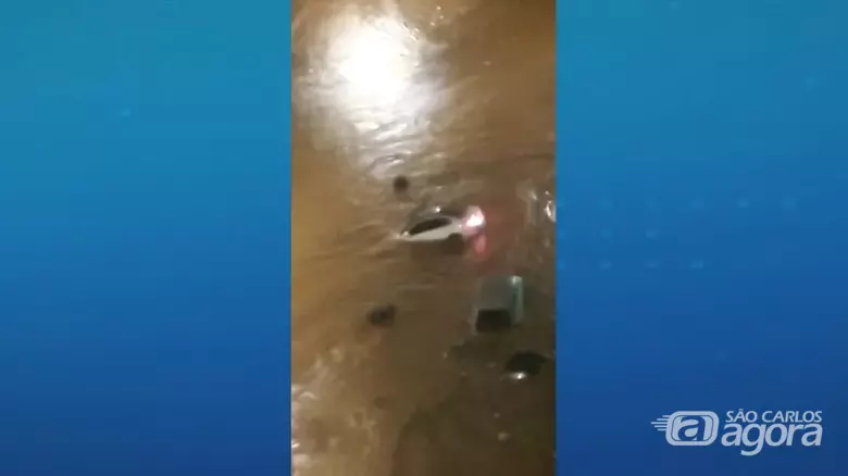 Motorista de aplicativo morre após carro ficar submerso em São Paulo - Crédito: reprodução