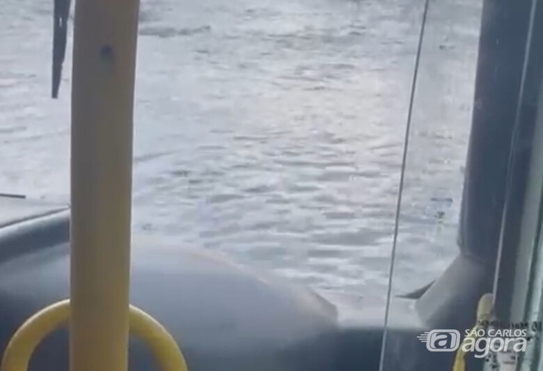 Rua no Cruzeiro do Sul chegou a ficar alagada - 