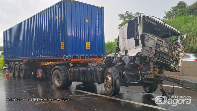 Após colisão, carreta faz "L" na rodovia Washington Luís -