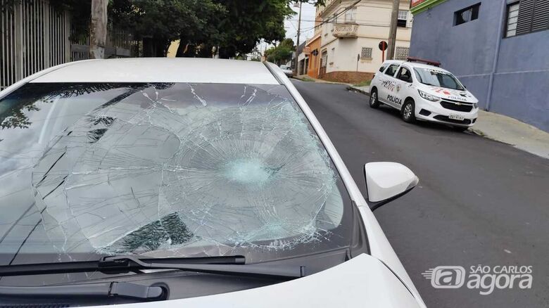 Para-brisas do veículo quebrou após impacto do corpo do motociclista - Crédito: Maycon Maximino