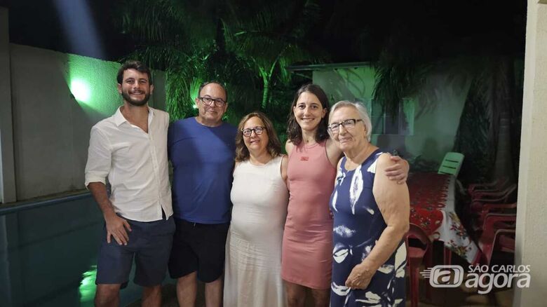 Luísa com o irmão e os pais, na véspera de Natal de 2024: recuperação, reinicio e foco no futuro com a união da família - Crédito: Arquivo pessoal