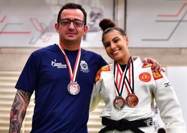 Mayrhá Lucato (ao lado de Sebá), após quatro combates, conquistou a terceira colocação na categoria Sênior Feminino até 63kg - Crédito: Divulgação