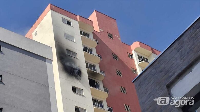 13º andar foi consumido pelas chamas em edifício de apartamentos - Crédito: Maycon Maximino