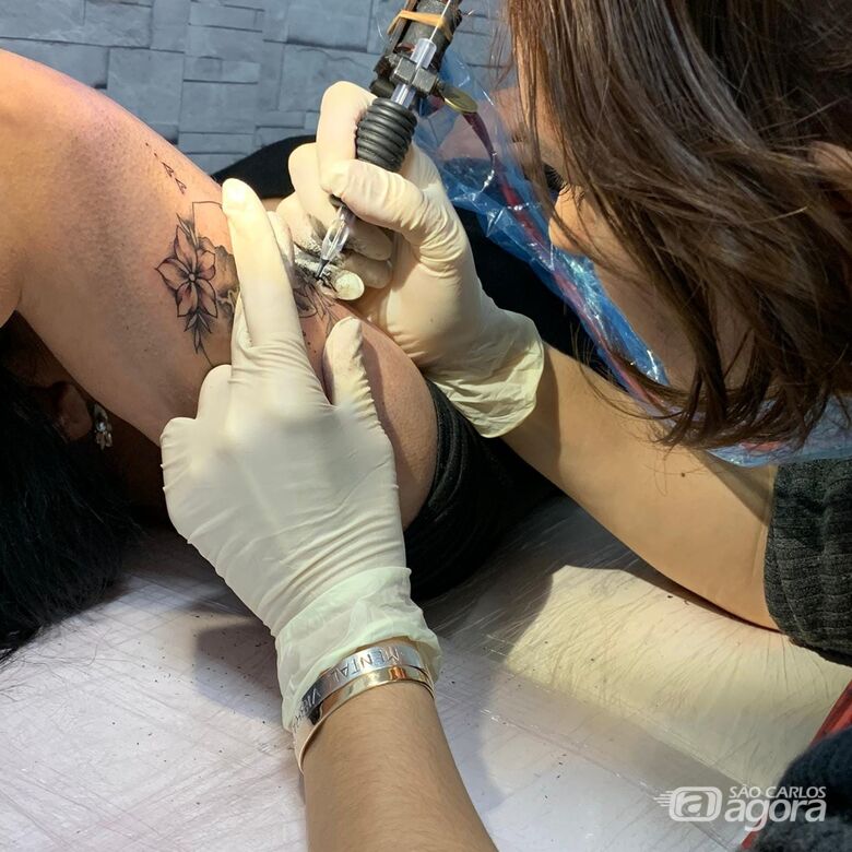 A tatuadora Yasmin Secaf: ""No lugar de uma marca ou um defeito que muitas vezes incomoda a pessoa, ele ganha uma obra de arte, um desenho, um símbolo que tem conexão com sua personalidade" - Crédito: divulgação
