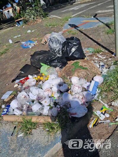 Moradores acusam comerciantes de descarte de lixo em praça na Vila Prado - Crédito: Whatsapp SCA