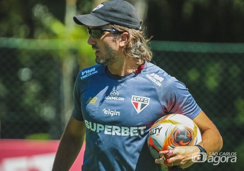 Zubeldía durante treino do Tricolor neste domingo: técnico tem dúvidas para definir equipe que pega o Novorizontino - Crédito: Erico Leonan/São Paulo FC
