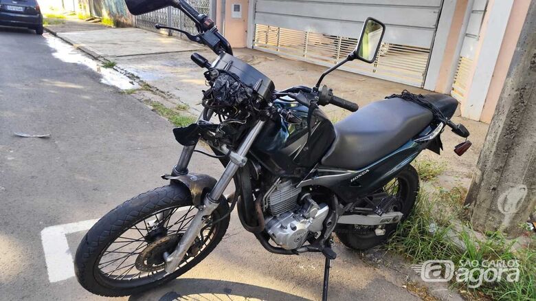 Moto ficou com a frente destruída - Crédito: Maycon Maximino