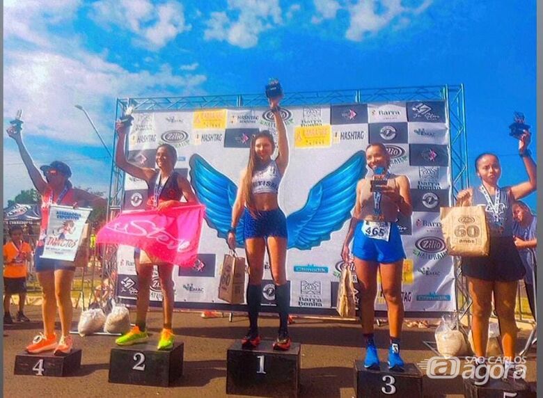 Joana, no pódio, comemora o troféu conquistado em Barra Bonita - Crédito: Divulgação