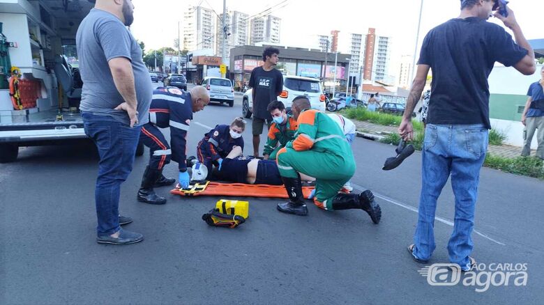 Vítima sendo socorrida  - Crédito: Maycon Maximino 