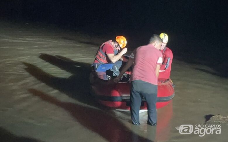 Bombeiros iniciaram buscas ainda na noite de ontem - Crédito: Flávio Fernandes 