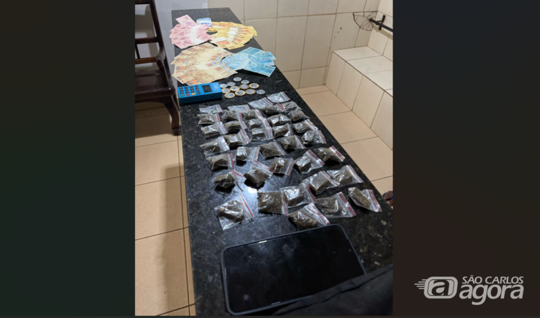 Droga, dinheiro e celular foram apreendidos e recolhidos na CPJ - Crédito: Maycon Maximino