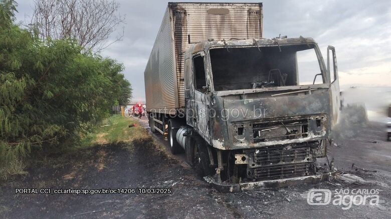 Incêndio em carreta interdita rodovia SP-330 -