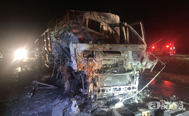 Carreta pega fogo após colisão na SP-330 -