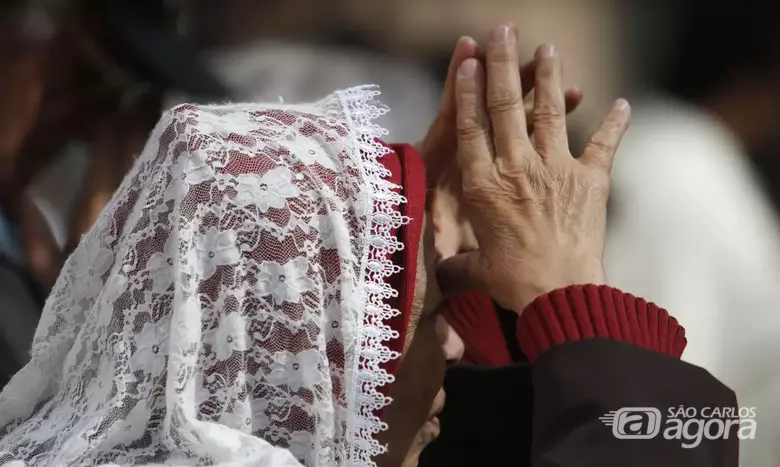 Outra prática quaresmal é que muitos fiéis intensificam a leitura da Bíblia, assim como aumentam sua rotina de orações - Crédito: Agência Brasil