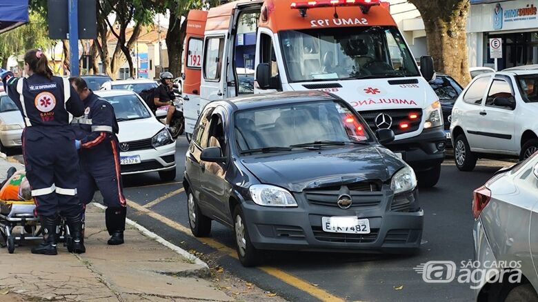 Momento em que vítima é socorrida - Crédito: Maycon Maximino