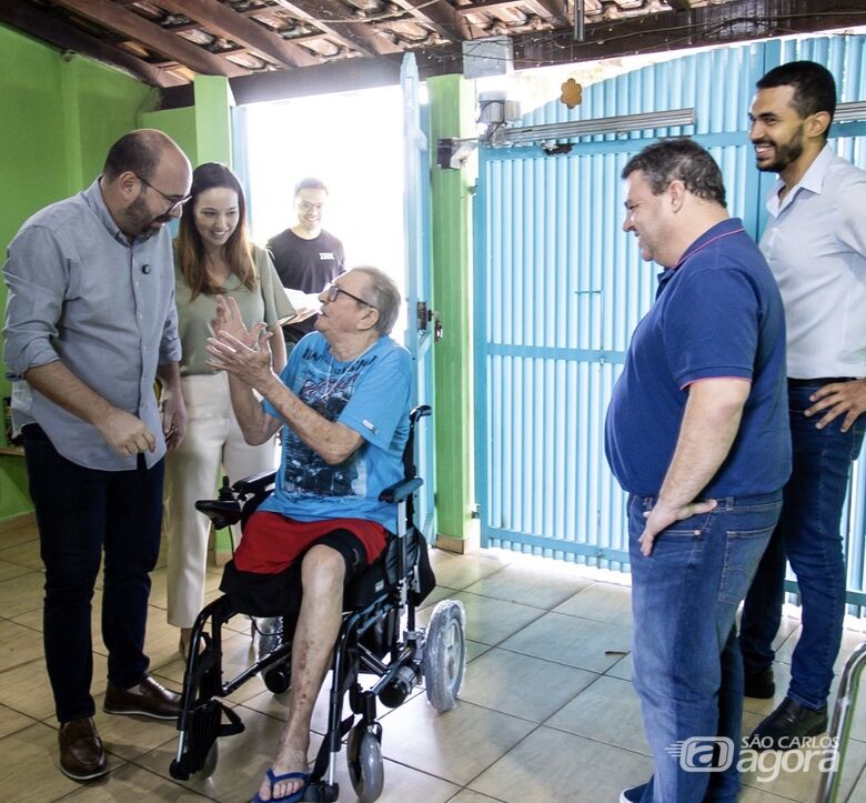 Prefeitura entrega cadeira de rodas para pacientes cadastrados na rede municipal de saúde - Crédito: Divulgação