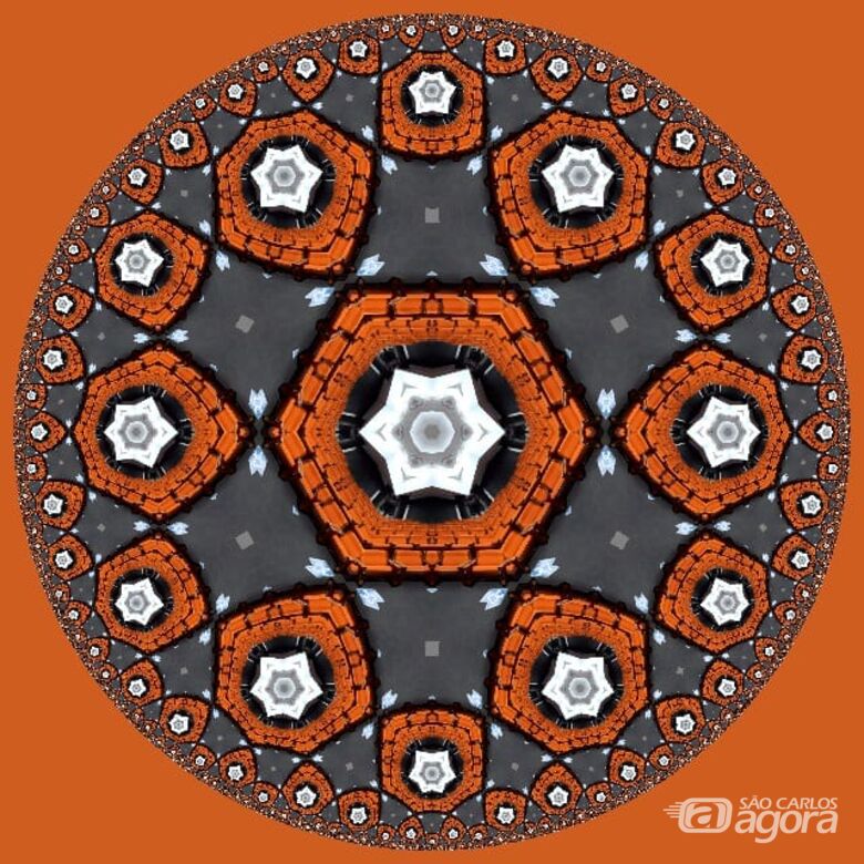 : O poster colorido do Dia Internacional da Matemática é um exemplo da beleza que os padrões podem criar. A imagem é inspirada em um ladrilhamento aperiódico (sem repetição), pesquisado especialmente por Roger Penrose, ganhador do Prêmio Nobel de Física e -