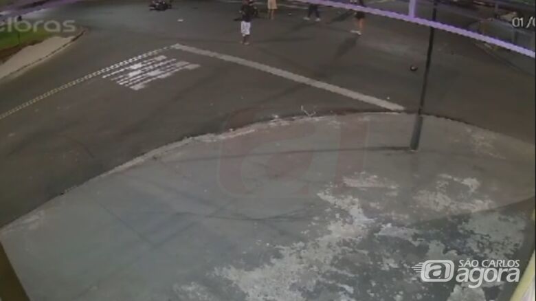 Motorista atropela casal de moto e foge, deixando vítima com perna quebrada em São Carlos - 