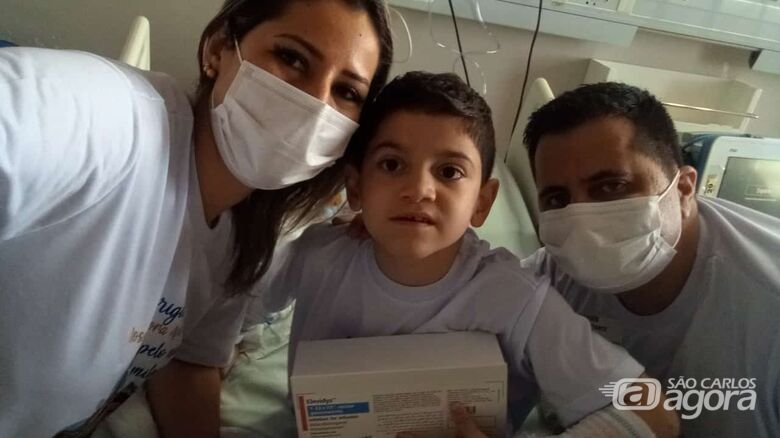 A mãe Michele, Pedro e o pai, Leandro Garcia - Crédito: arquivo pessoal