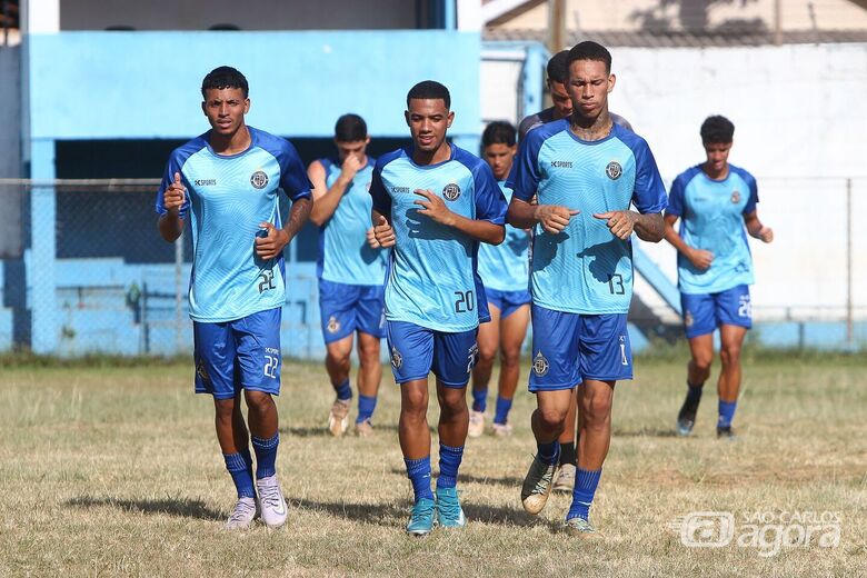 Jogadores fazem trabalhos físicos no Zuzão: início de atividades da Águia - Crédito: Lourival Izaque