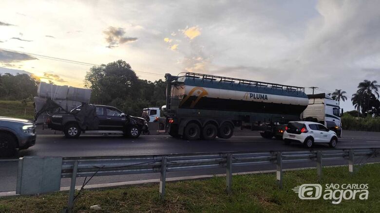 Hilux atingiu a traseira de uma carreta carregada com ração - Crédito: Maycon Maximino
