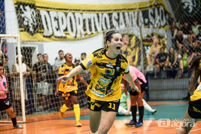 Jogadora comemora gol das Leoas: Deportivo levantou a taça em Artur Nogueira - Crédito: Divulgação