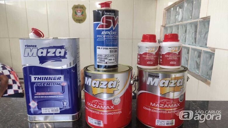 Latas de tinta seriam furtadas pela dupla - Crédito: Maycon Maximino