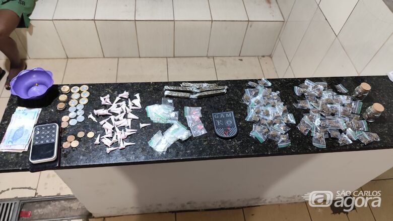 Mulheres são flagradas comprando drogas no São Carlos V - Crédito: Maycon Maximino 