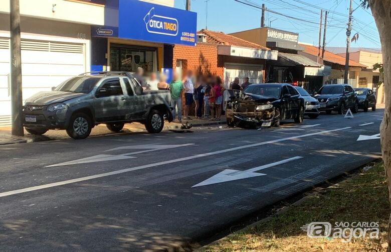 Motorista perde o controle e colide contra carro estacionado no Boa Vista - Crédito: Lourival Izaque