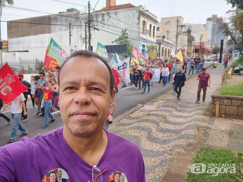 O conselheiro da Apeoesp, Ronaldo Motta: "Embora a diretora de Ensino tenha falado que foram adquiridos aparelhos de ar condiciona, temos apenas 10% das escolas com estes equipamentos" - Crédito: redes sociais