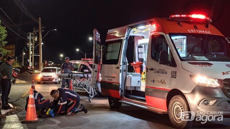 Mulher é atropelada por carro na rua Miguel Petroni - Crédito: Maycon Maximino 